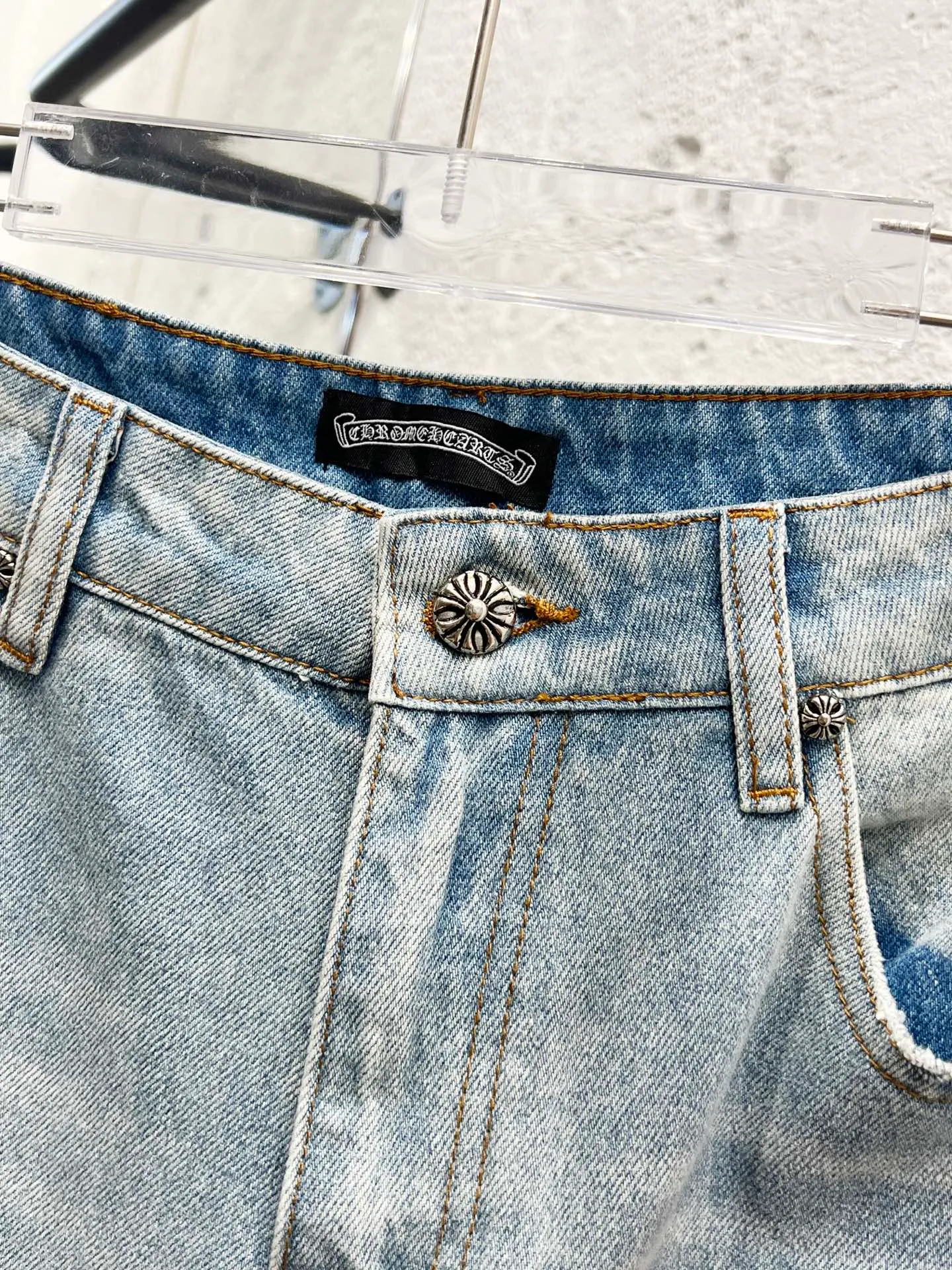 P260 Style number: H853 Chrome hearts & Chrome hearts 25ss red cross patch leather jeans Chrome hearts’ logging pants are here! ! ! CH Croix Heart Double Knee Cross Patch Leather Bo1 Style Logging Pants Straight-leg Work Pants B136 Croix Heart Cross Sanskrit Overalls Price 24W Level, patchwork cross pattern embellishment, high-waisted washed jeans! ! Absolutely high-end luxury products, 1.9W level god-level single products, super popular products, made by top heavy industry, not to be missed. About Zangyin, this is an extremely luxurious fashion brand, which can also be called the nobles of the high street. It has always been an exclusive brand of some hipsters or rich second generation. Compared with ordinary high streets, it is more luxurious and noble. Compared with luxury brands, it has a more fashionable personality and has always been a brand that I have a special liking for. Imported yarn is custom-woven into high-density twill canvas, which ensures a crisp silhouette while also making the fabric feel very delicate. It follows the B01 classic silhouette, with a crisp and stylish upper body. The ready-made garments are stone-ground and fermented and washed, so they can be matched with any style. Buttons and brushed zinc are washed with genuine YKK retro metal products. Double-layered canvas on the front. Perfect details. All hardware is perfect. Size: 30-32-34-36 Color: blue pants and red leather